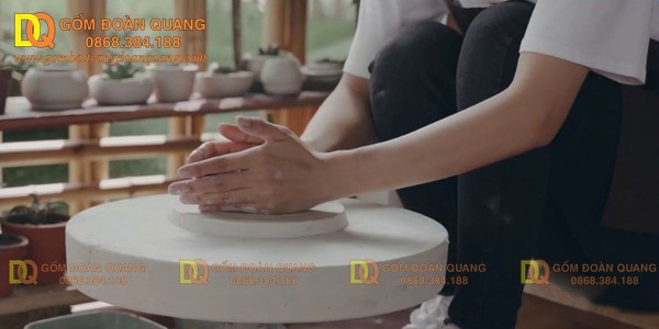 Bàn xoay làm gốm tại Gốm Bát Tràng Đoàn Quang