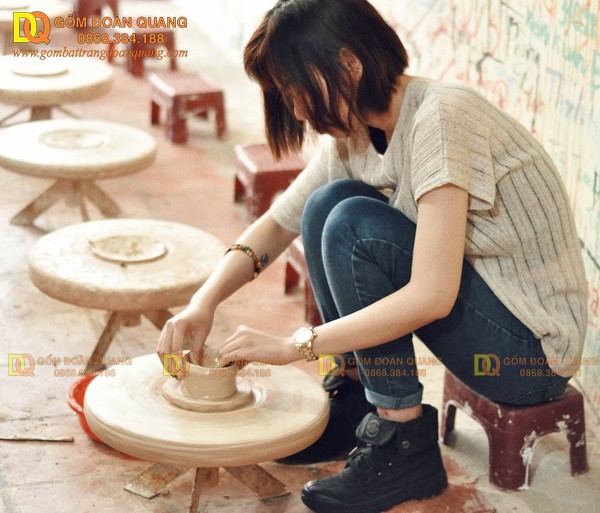 Bàn xoay làm gốm tại sân chơi vuốt nặn vẽ