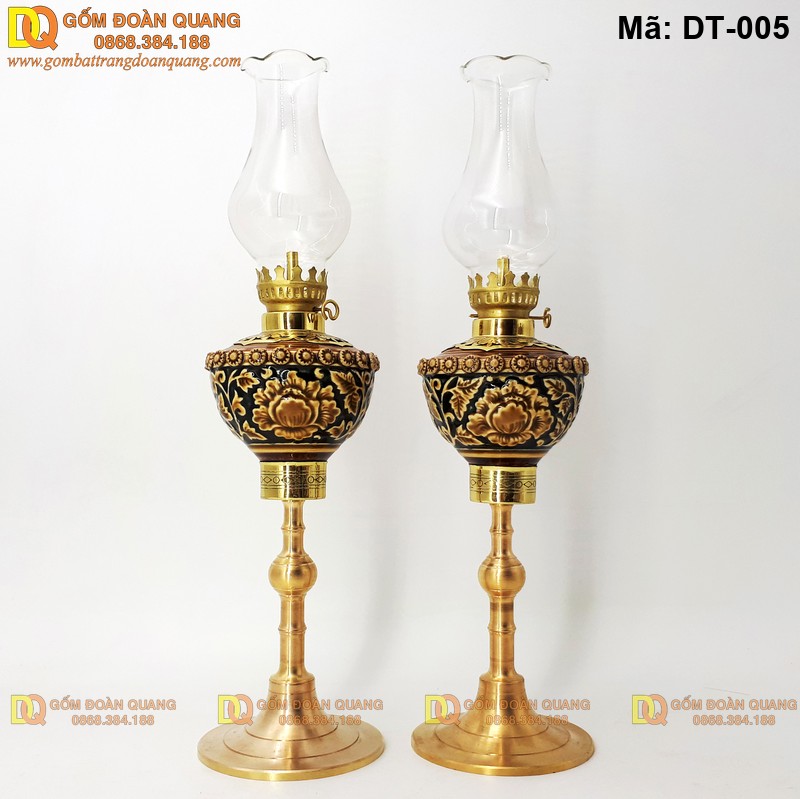 Chân đồng đúc nổi sắc sảo – Cây đèn dầu Bát Tràng DT-005 mang lại vượng khí cho bàn thờ