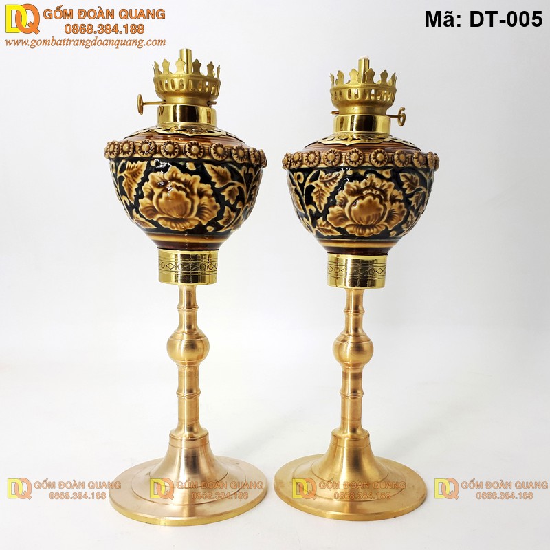Cây đèn dầu Bát Tràng chân đồng khắc nổi mã DT-005 – Đậm chất cổ truyền và tinh tế
