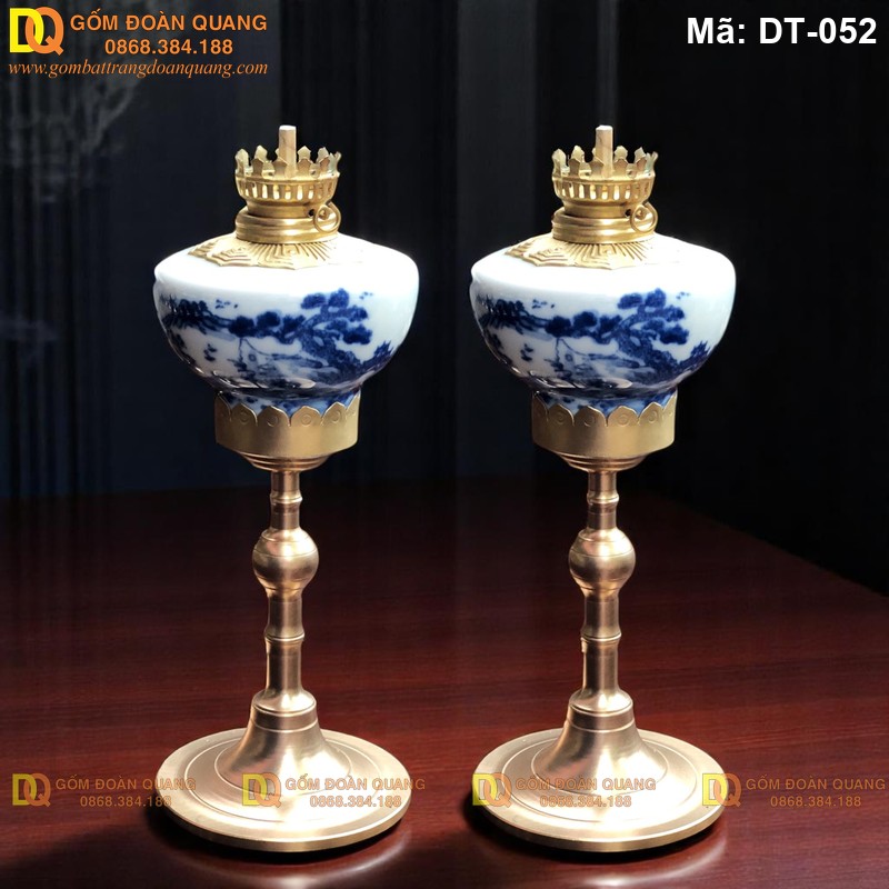 Đèn dầu bàn thờ Bát Tràng cảnh sơn thủy men lam mã DT-052