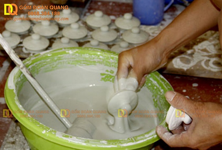 Kỹ thuật nhúng men trong sản xuất gốm sứ Bát Tràng