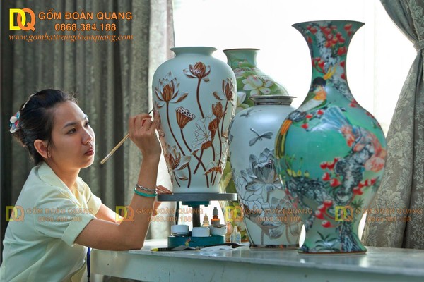 Vẽ tay trên đồ gốm sứ Bình Dương