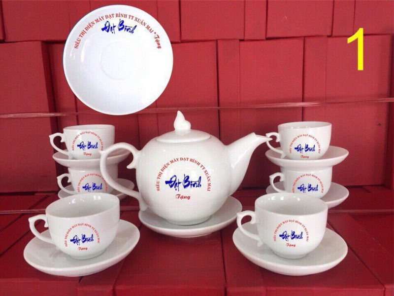 Bộ ấm chén quà tặng in logo dáng chóp lửa in logo siêu thị Tiến Đạt bộ ấm chén quà tặng in logo dáng chóp lửa