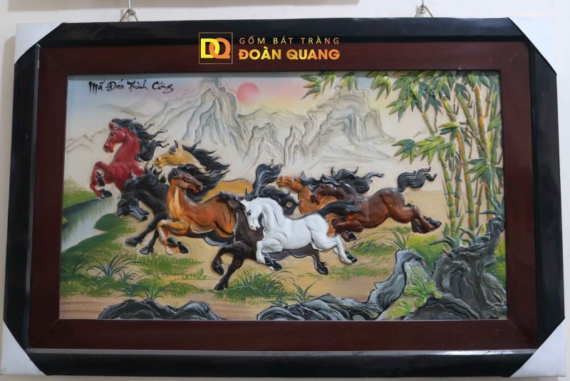 Tranh sứ đắp nổi bát mã