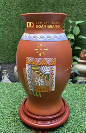 Lọ hoa gốm đỏ vẽ thổ cẩm