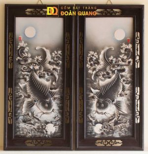 Tranh sứ cá chép trông trăng trắng đen