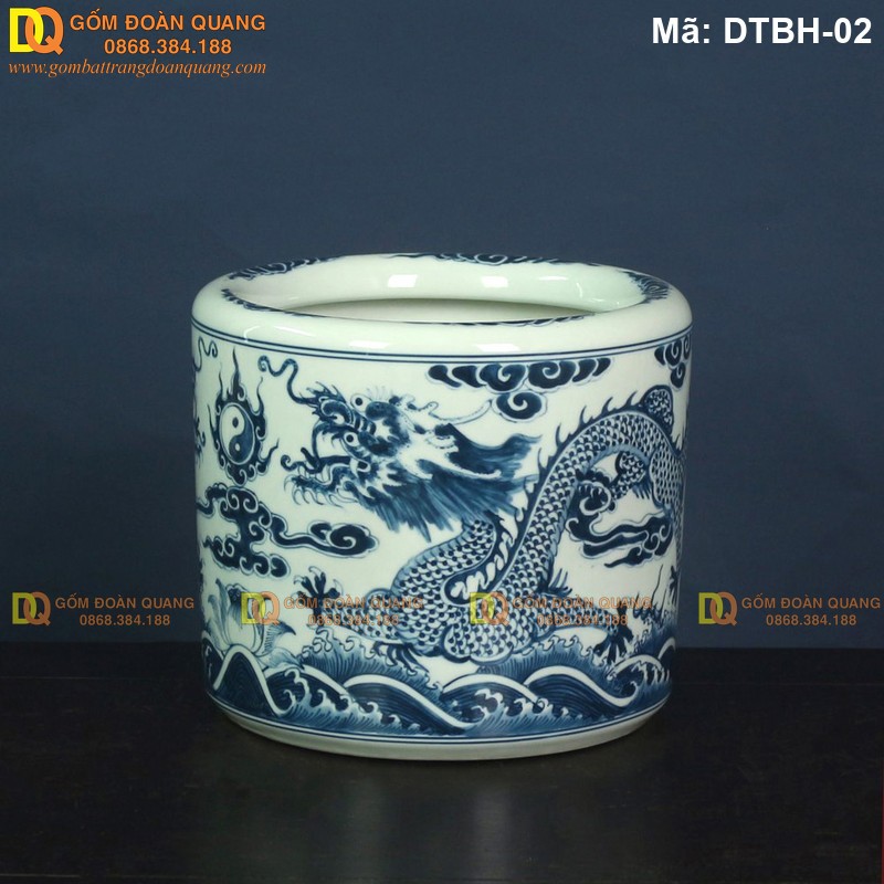 Hình ảnh chi tiết nét vẽ tay trên bát hương men lam Huế Hình ảnh chi tiết nét vẽ tay trên bát hương men lam Huế