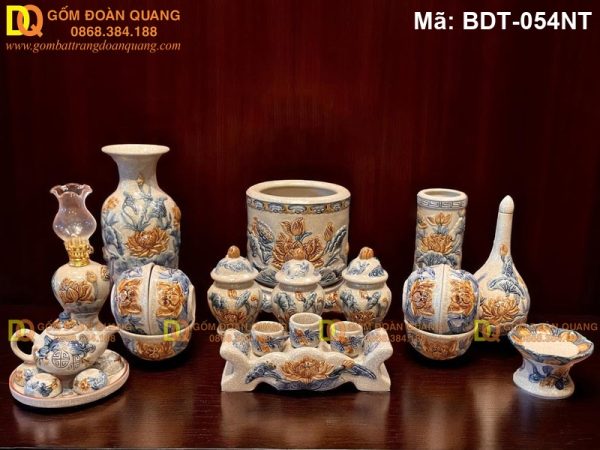 Bộ đồ thờ cúng gốm đầy đủ đắp nổi sen cho bàn thờ Phật mã BDT-054NT