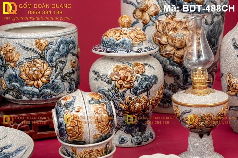Đồ thờ cúng gia tiên Bát Tràng cùng với chóe thờ