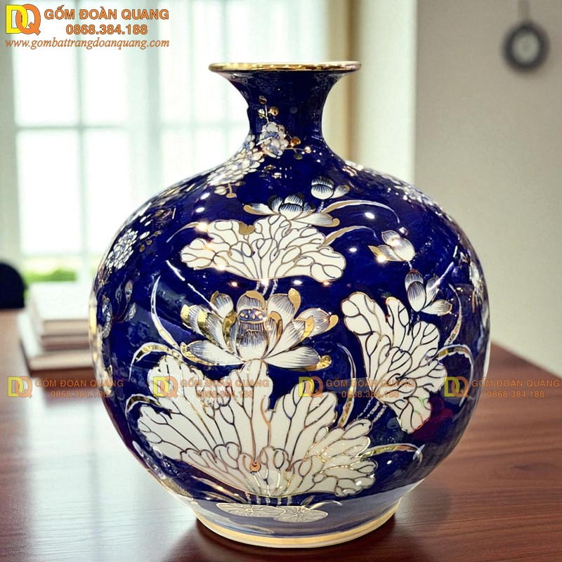 Bình hút tài lộc men lam – Tăng cường Thủy khí và hóa giải bất hòa Bình hút tài lộc men lam họa tiết hoa sen