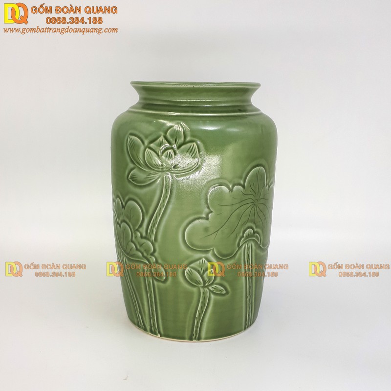 Lọ cắm hoa gốm sứ với hoa văn sen