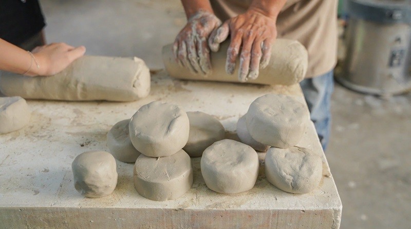 Chuẩn bị đất làm chóe Bát Tràng