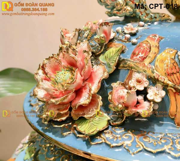 Hoa văn vẽ tay tinh xảo trên chóe Bát Tràng