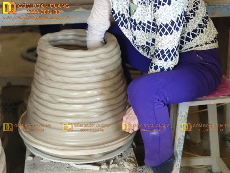 Tạo hình chóe trên bàn xoay thủ công
